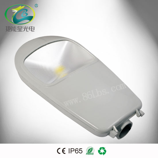 集成光源LED路燈，節(jié)能效果明顯