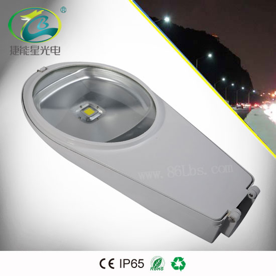 LED路燈耐沖擊，抗雷擊性強(qiáng)，無此外線和紅外線輻射